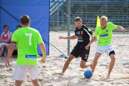 Glömminge IFs Daniel Serell i kamp om bollen med Bemannia