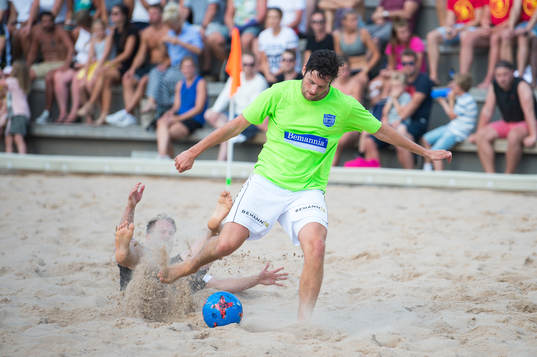 Bemannia FCs Simon Turesson i kamp om bollen med Glömminge