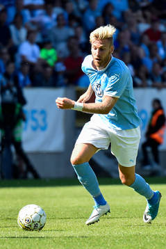 Malmö FFs Rasmus Bengtsson driver bollen framåt