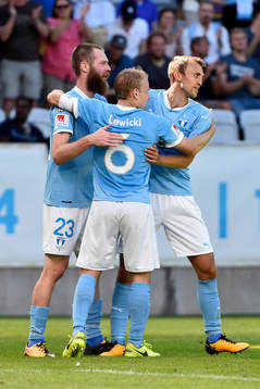 Malmö FFs Jo Inge Berget jublar med Oscar Lewicki och