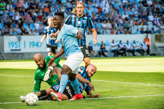 Sirius målvakt Joshua Wicks och Karl Larson mot Malmö FFs