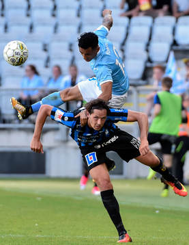 Malmö FFs Yoshimar Yotún i nickduell med Sirius Philip