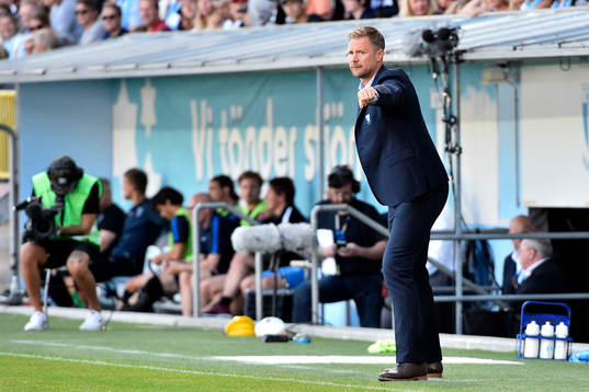 Malmö FFs tränare Magnus Pehrsson gestikulerar