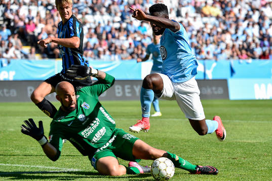 Malmö FFs Kingsley Sarfo och Sirius målvakt Joshua Wicks
