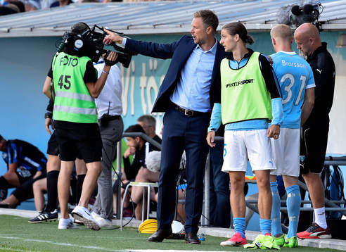 Malmö FFs tränare Magnus Pehrsson instruerar Pawel Cibicki