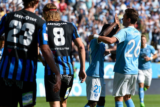 Malmö FFs Andreas Vindheim jublar med målskytten till 3-1