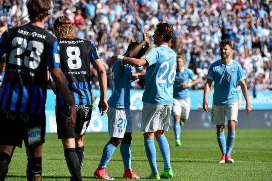 Malmö FFs Andreas Vindheim jublar med målskytten till 3-1