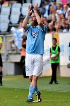 Malmö FFs Jo Inge Berget applåderar då han byts ut