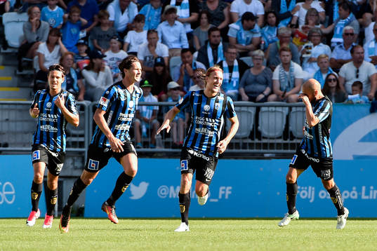 a från vänster) jublar med lagkamrater