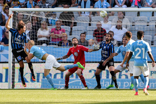 Sirius Philip Haglund nickar in 3-3-målet bakom Malmö FFs