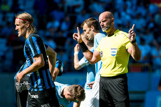 Sirius Kim Skoglund och domare Stefan Johannesson