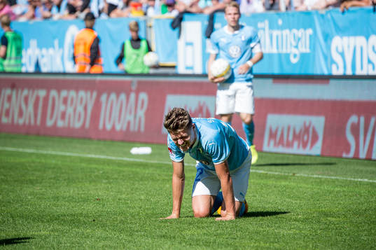 Malmö FFs Mattias Svanberg grinar illa