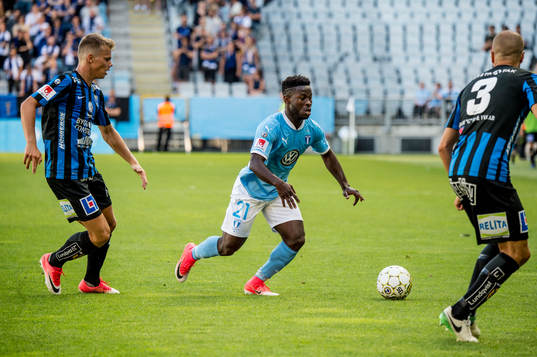 Malmö FFs Kingsley Sarfo mot Sirius Elias Andersson och