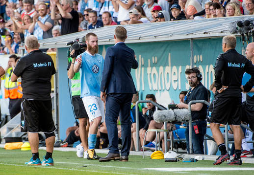 Malmö FFs tränare Magnus Pehrsson tackar Jo Inge Berget