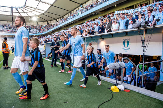 Malmö FFs Rasmus Bengtsson kommer in på plan
