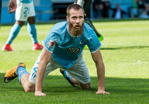 Malmö FFs Jo Inge Berget liggandes på gräset