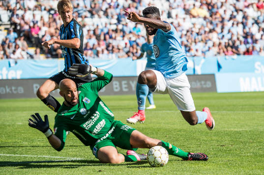 Malmö FFs Kingsley Sarfo mot Sirius målvakt Joshua Wicks