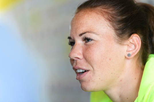 Jessica Samuelsson blir intervjuad innan en träning med