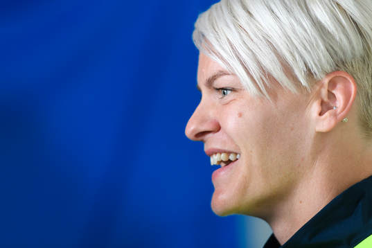 Nilla Fischer blir intervjuad innan en träning med det