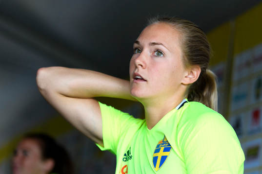 Magdalena Eriksson blir intervjuad innan en träning med