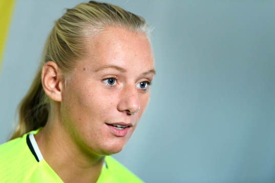 Stina Blackstenius blir intervjuad innan en träning med