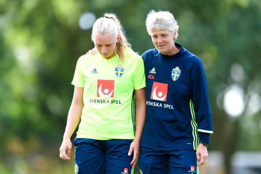 Stina Blackstenius och förbundskapten Pia Sundhage
