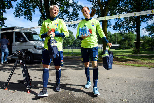 Nilla Fischer och Lotta Schelin innan en träning med det