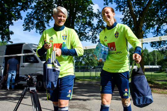 Nilla Fischer och Lotta Schelin innan en träning med det