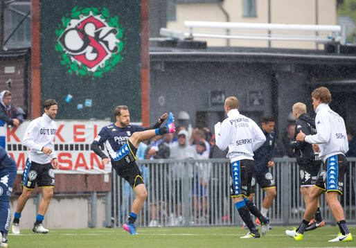 IFK Göteborgs Mattias Bjärsmyr och Tobias Hysen värmer