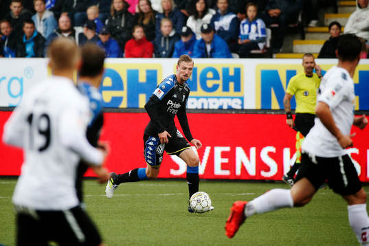 IFK Göteborgs Sebastian Eriksson driver bollen framåt