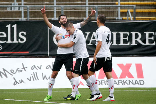 Målskytten till 1-0 Nahir Besara jublar med Victor Sköld