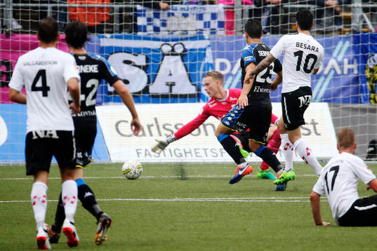 Örebros Nahir Besara gör 1-0 på IFK Göteborgs målvakt