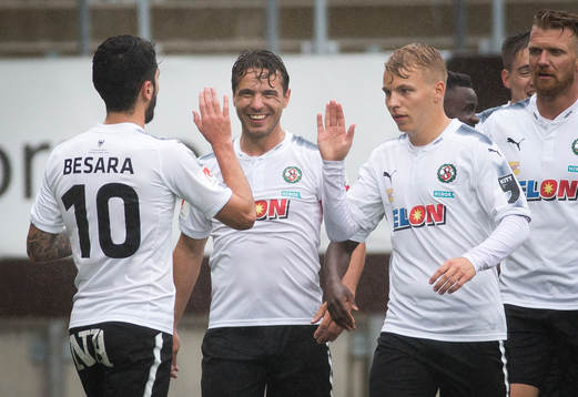Örebros Nahir Besara och Nordin Gerzic jublar vid 3-0