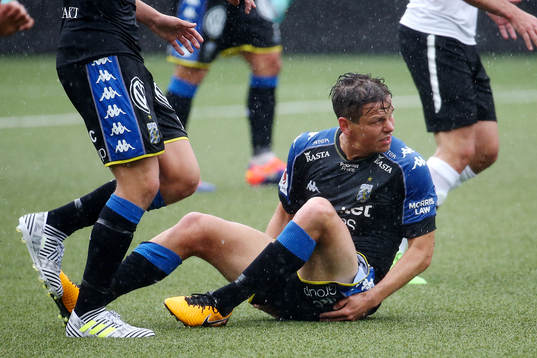 IFK Göteborgs Mads Albaek sitter ner