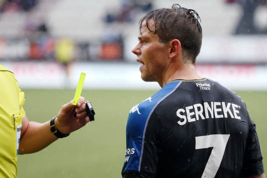 IFK Göteborgs Mads Albaek får gult kort av domaren Tobias