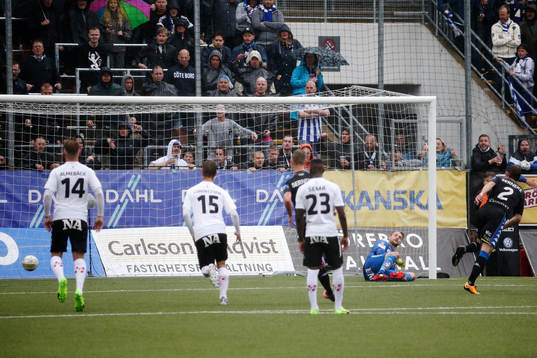 IFK Göteborgs Emil Salomonsson gör 2-4-målet på straff