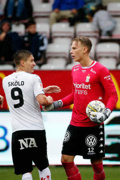 IFK Göteborgs målvakt Pontus Dahlberg diskuterar med