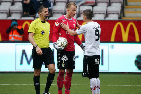 Domaren Tobias Wärn ser IFK Göteborgs målvakt Pontus