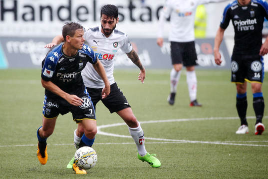IFK Göteborgs Mads Albaek och Örebros Nahir Besara i kamp