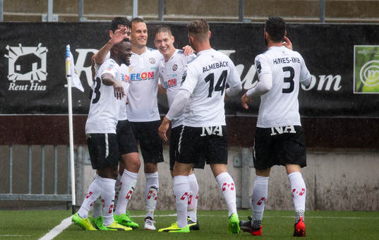 Jubel vid Örebros Nahir Besaras hattrick och 4-0 mål