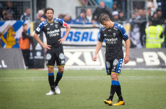 IFK Göteborgs Mattias Bjärsmyr och Mads Albaek deppar
