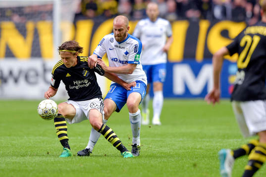 s Simon Thern i kamp om bollen med Norrköpings Daniel