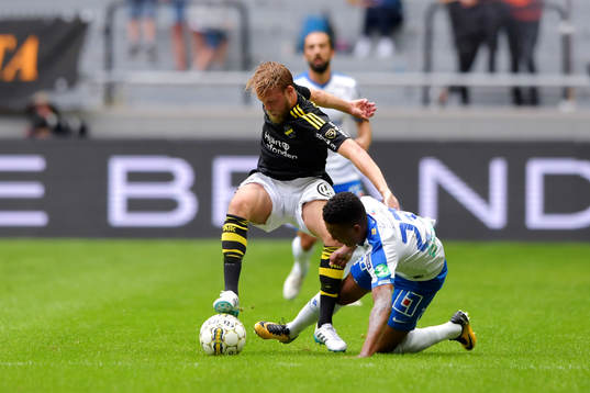 s Daniel Sundgren i kamp om bollen med Norrköpings Niclas