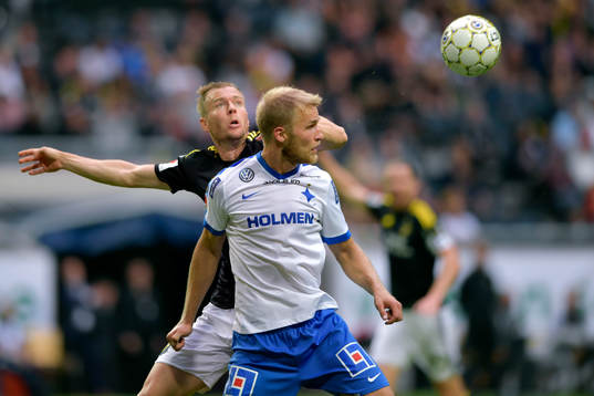 s Per Karlsson i kamp om bollen med Norrköpings Sebastian