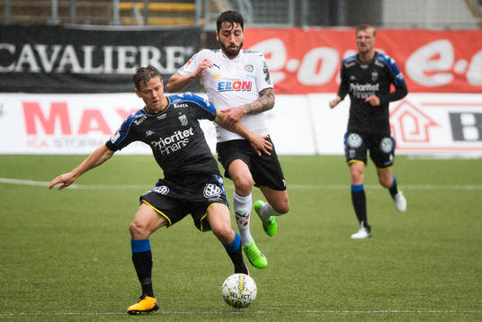 IFK Göteborgs Mads Albaek och Örebros Nahir Besara