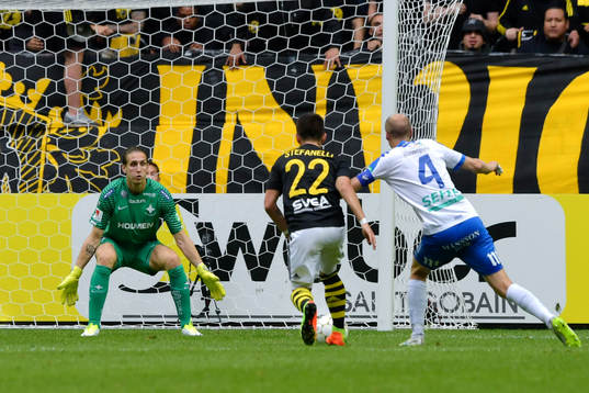 s Nicolas Marcelo Stefanelli med en målchans mot