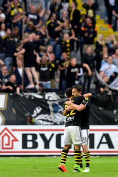 s Nicolas Marcelo Stefanelli och Stefan Ishizaki jublar