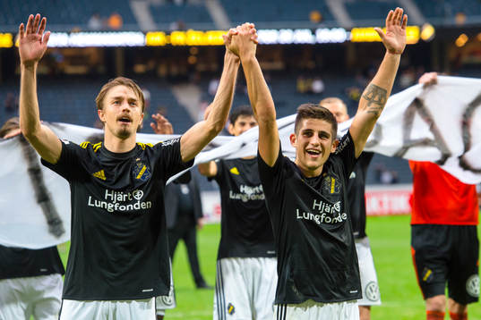 s Rasmus Lindkvist och Nicolas Marcelo Stefanelli jublar