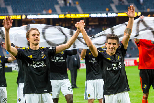 s Rasmus Lindkvist och Nicolas Marcelo Stefanelli jublar