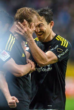 s Daniel Sundgren och Stefan Ishizaki  jublar